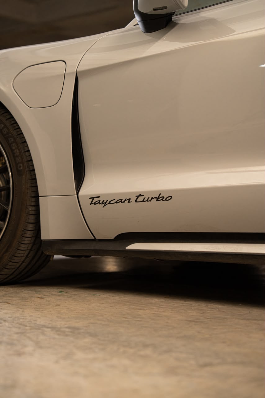 PORSCHE TAYCAN TURBO 21